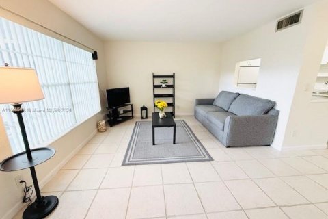 Condominio en venta en Lauderdale Lakes, Florida, 1 dormitorio, 85.47 m2 № 1378572 - foto 9