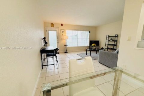 Condominio en venta en Lauderdale Lakes, Florida, 1 dormitorio, 85.47 m2 № 1378572 - foto 14