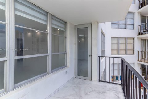 Condo in Miami Beach, Florida, 1 bedroom  № 1170685 - photo 18