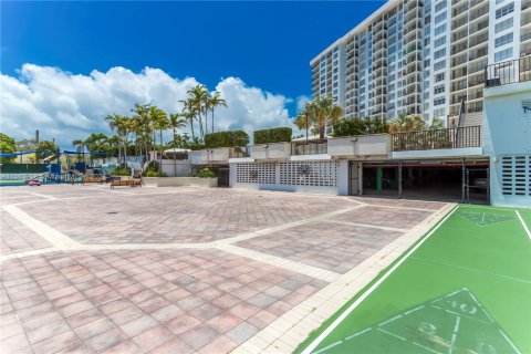 Condo in Miami Beach, Florida, 1 bedroom  № 1170685 - photo 20