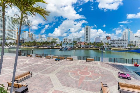 Condo in Miami Beach, Florida, 1 bedroom  № 1170685 - photo 21