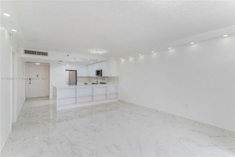 Condo in Miami Beach, Florida, 1 bedroom  № 1170685 - photo 12