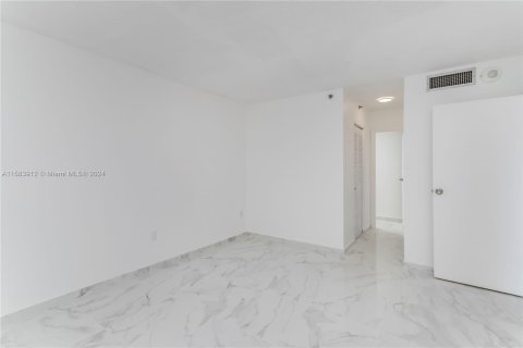 Condo in Miami Beach, Florida, 1 bedroom  № 1170685 - photo 13