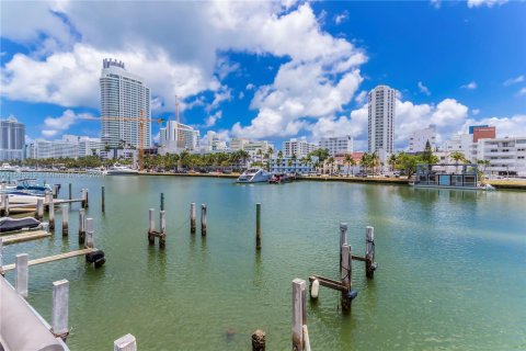 Condo in Miami Beach, Florida, 1 bedroom  № 1170685 - photo 23