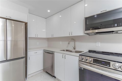 Condo in Miami Beach, Florida, 1 bedroom  № 1170685 - photo 10