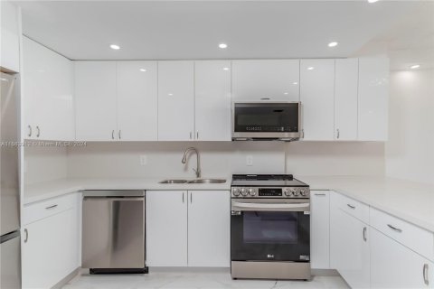 Condo in Miami Beach, Florida, 1 bedroom  № 1170685 - photo 9