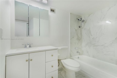 Condo in Miami Beach, Florida, 1 bedroom  № 1170685 - photo 14