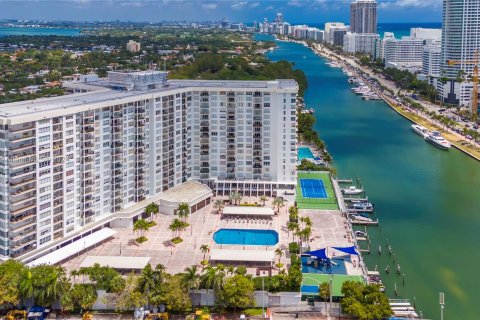 Condo in Miami Beach, Florida, 1 bedroom  № 1170685 - photo 1