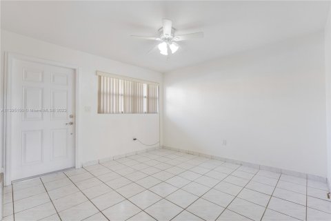 Condominio en venta en Hialeah Gardens, Florida, 3 dormitorios, 109.81 m2 № 920665 - foto 12