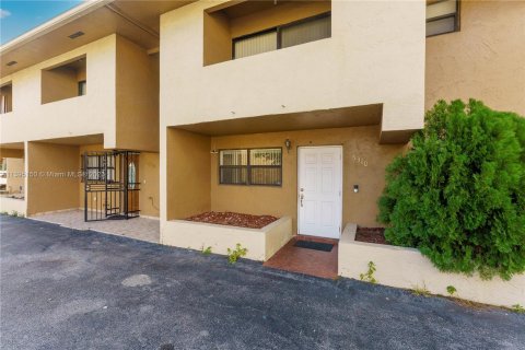 Condominio en venta en Hialeah Gardens, Florida, 3 dormitorios, 109.81 m2 № 920665 - foto 2