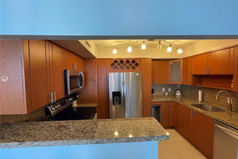 Condo in Hollywood, Florida, 1 bedroom  № 7545 - photo 2