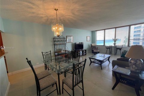 Copropriété à louer à Hollywood, Floride: 1 chambre, 79.9 m2 № 7545 - photo 4