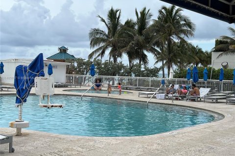 Hotel in Sunny Isles Beach, Florida 33.44 sq.m. № 759675 - photo 10