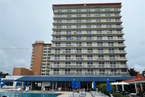Hotel in Sunny Isles Beach, Florida 33.44 sq.m. № 759675 - photo 12