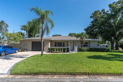 House in Saint Petersburg, Florida 3 bedrooms, 164.25 sq.m. № 1326234 - photo 1