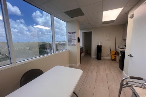 Propiedad comercial en venta en Pembroke Pines, Florida № 1271523 - foto 2