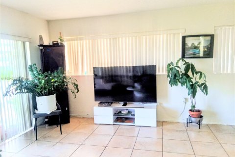 Condo in Miami, Florida, 1 bedroom  № 1270879 - photo 4