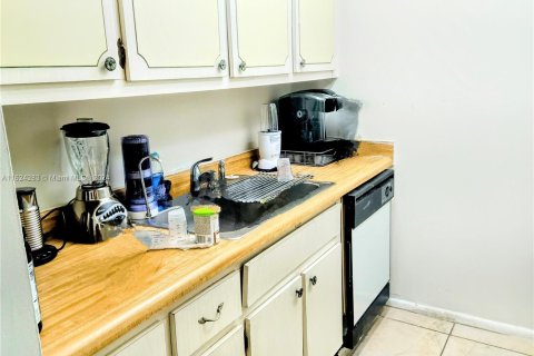 Condo in Miami, Florida, 1 bedroom  № 1270879 - photo 6