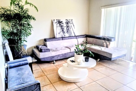 Condo in Miami, Florida, 1 bedroom  № 1270879 - photo 3