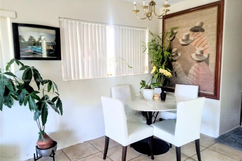 Condo in Miami, Florida, 1 bedroom  № 1270879 - photo 2