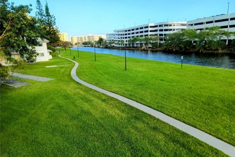 Condo in Miami, Florida, 1 bedroom  № 1270879 - photo 13