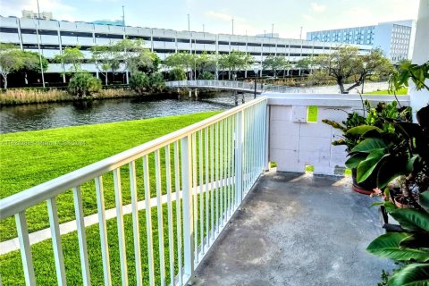 Condo in Miami, Florida, 1 bedroom  № 1270879 - photo 11