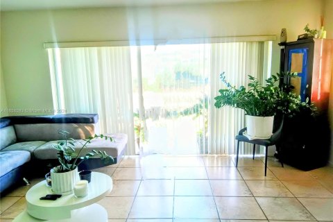 Condo in Miami, Florida, 1 bedroom  № 1270879 - photo 5