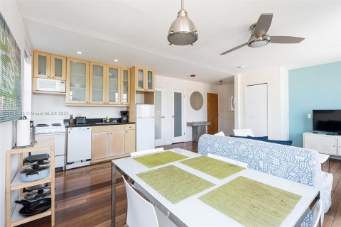 Condo in Miami Beach, Florida, 1 bedroom  № 1291570 - photo 10