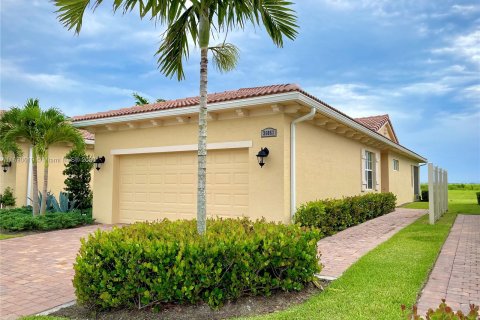 House in Port St. Lucie, Florida 3 bedrooms, 150.5 sq.m. № 1291573 - photo 1