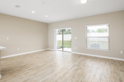 Townhouse in TOWNS AT LAKE MONROE COMMONS in Sanford, Florida 3 bedrooms, 128 sq.m. № 103117 - photo 4