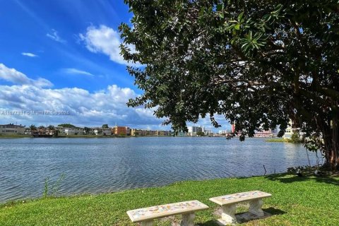 Copropriété à vendre à Miami, Floride: 2 chambres, 122.17 m2 № 1404249 - photo 13