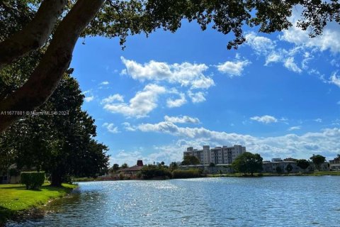 Condo in Miami, Florida, 2 bedrooms  № 1404249 - photo 12