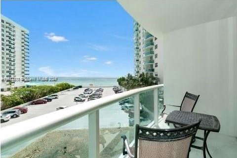 Copropriété à vendre à Hollywood, Floride: 2 chambres, 114.83 m2 № 1372872 - photo 1