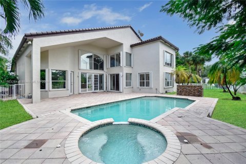 Villa ou maison à vendre à Miramar, Floride: 5 chambres, 312.24 m2 № 1372830 - photo 1