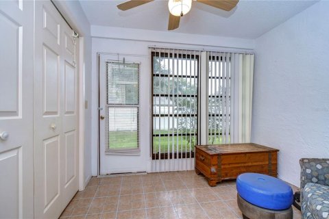 Condo in Zephyrhills, Florida, 2 bedrooms  № 1382522 - photo 12