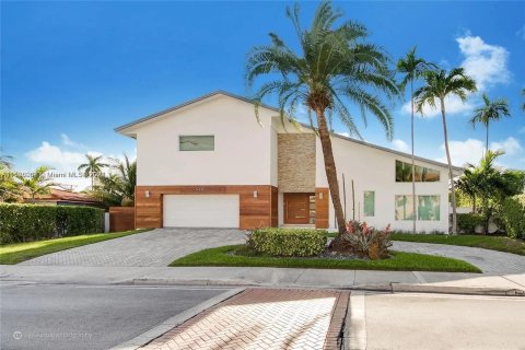 Villa ou maison à vendre à North Miami Beach, Floride: 4 chambres, 377 m2 № 986271 - photo 1