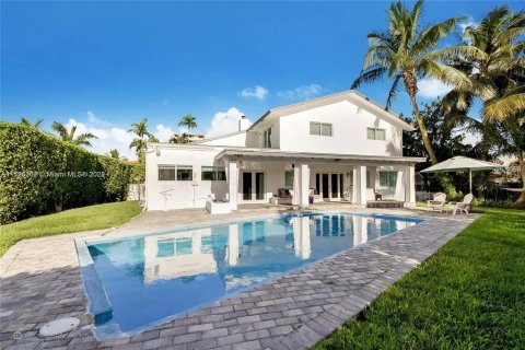 House in North Miami Beach, Florida 4 bedrooms, 377 sq.m. № 986271 - photo 3