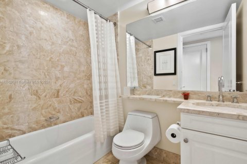 Condo in Miami, Florida, 2 bedrooms  № 1367227 - photo 14