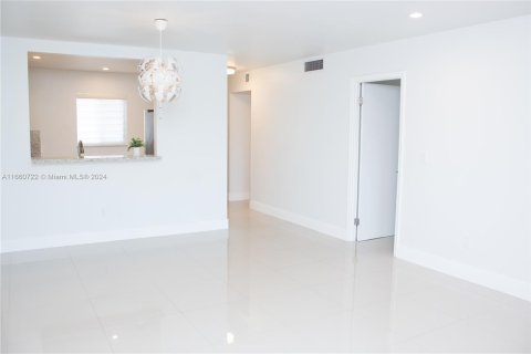 Condo in Miami, Florida, 1 bedroom  № 1367175 - photo 7