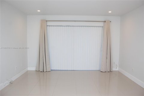 Condo in Miami, Florida, 1 bedroom  № 1367175 - photo 22