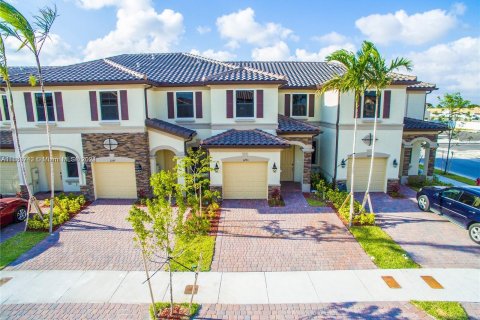 Adosado en venta en Hialeah, Florida, 3 dormitorios, 158.58 m2 № 1367177 - foto 2