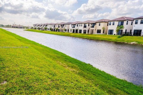 Adosado en venta en Hialeah, Florida, 3 dormitorios, 158.58 m2 № 1367177 - foto 3