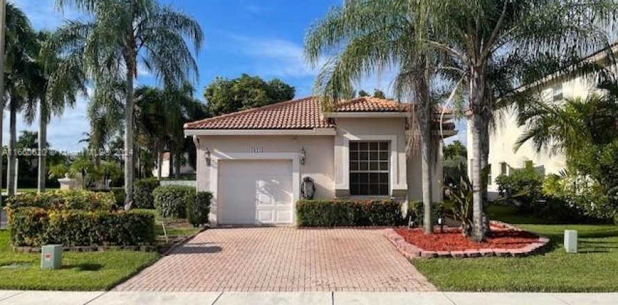 Villa ou maison à Pembroke Pines, Floride 3 chambres, 137.77 m2 № 1367431