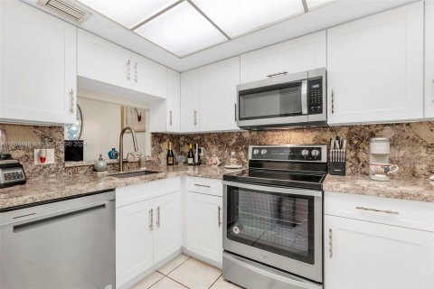 Condo in Oakland Park, Florida, 1 bedroom  № 1367429 - photo 8