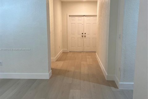 Immobilier commercial à louer à Hialeah, Floride: 1 chambre, 156.73 m2 № 1367436 - photo 2