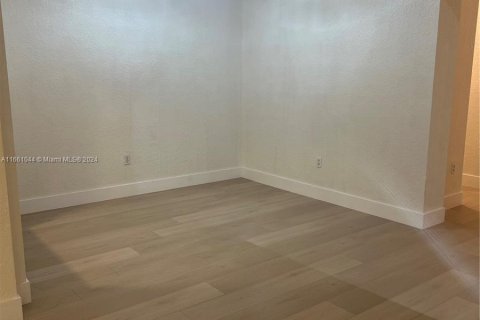 Immobilier commercial à louer à Hialeah, Floride: 1 chambre, 156.73 m2 № 1367436 - photo 1