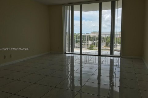 Copropriété à louer à North Miami Beach, Floride: 1 chambre, 72.46 m2 № 1013776 - photo 11