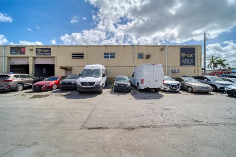 Commercial property in Hialeah, Florida № 1013715 - photo 23