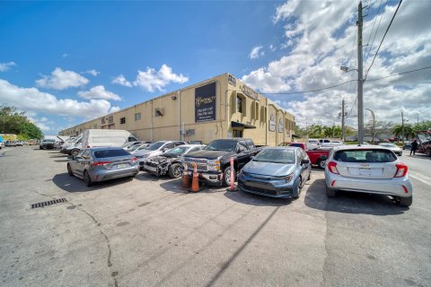 Commercial property in Hialeah, Florida № 1013715 - photo 22