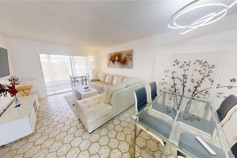 Copropriété à vendre à Sunrise, Floride: 1 chambre, 62.71 m2 № 1281383 - photo 2